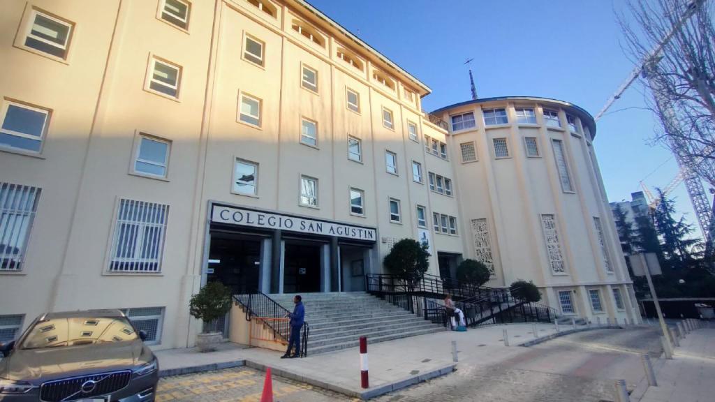 La entrada al centro escolar.