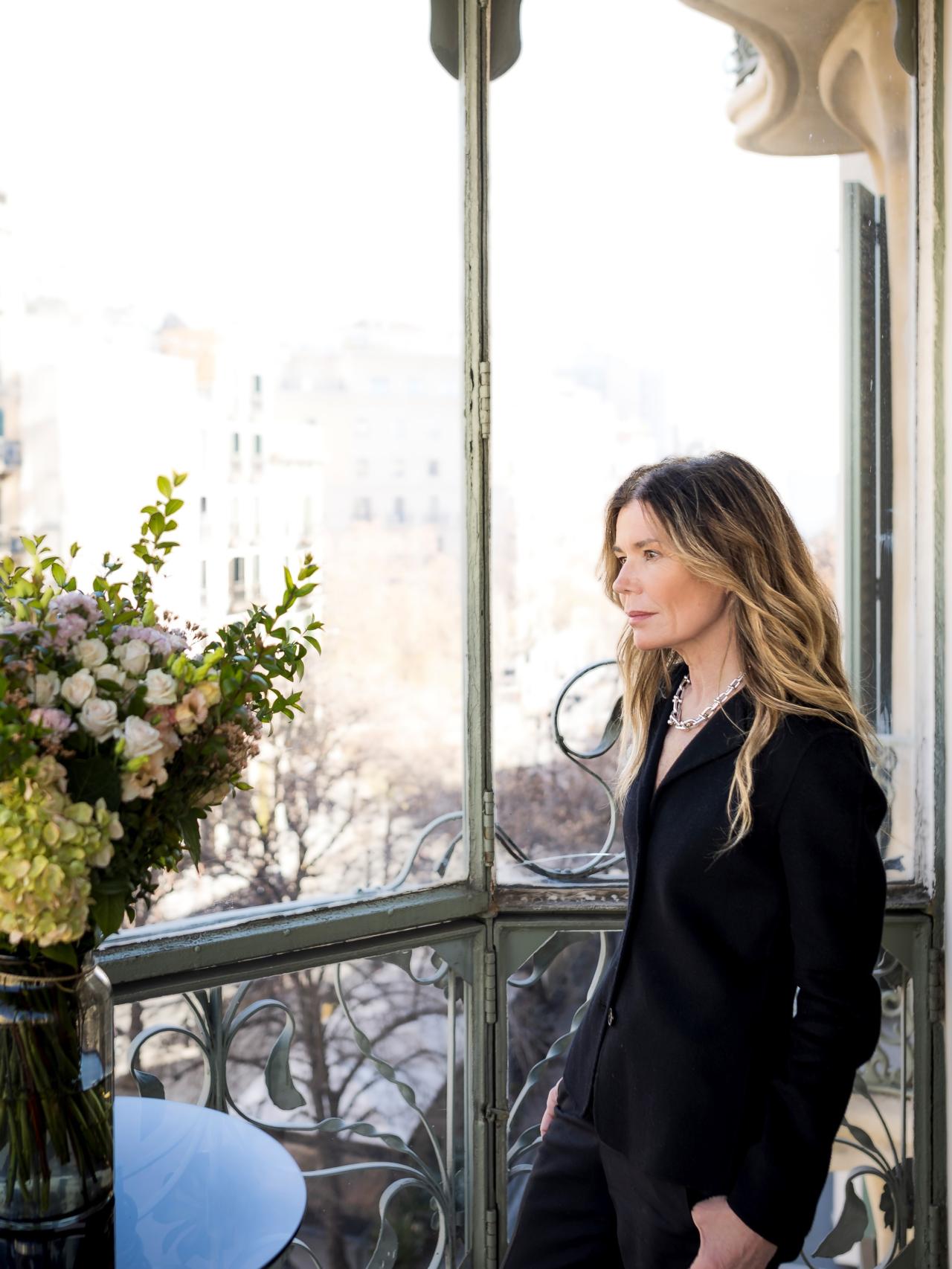 La directora artística en su despacho en el l'Eixample de Barcelona.