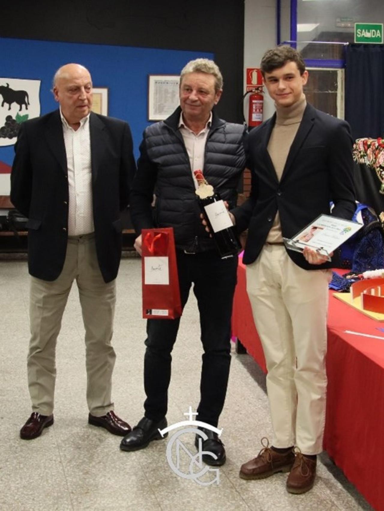 Daniel Medina, a la derecha de la imagen, recogiendo el premio a la mejor faena de la feria de Laguna de Duero