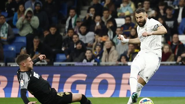 Un momento del partido, con Benzemá de goleador.