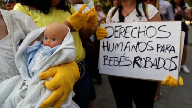 Víctimas de la trama de bebés robados, en una concentración.
