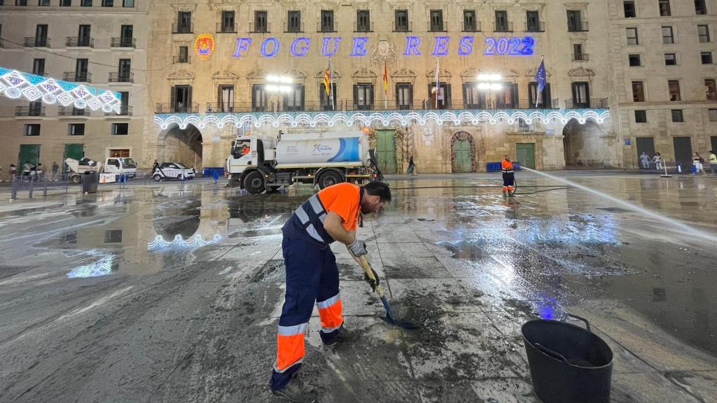 Varios operarios de UTE Alicante trabajando en la Plaza del Ayuntamiento en las Hogueras 2022.