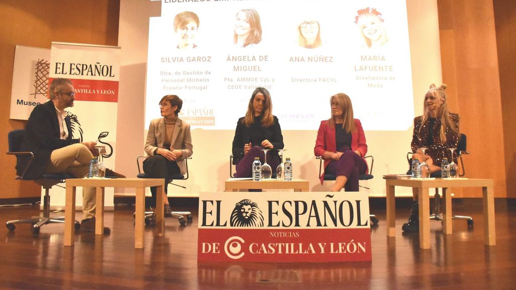 Silvia Garoz Crespo, directora de gestión de personal de Michelin España, Ángela de Miguel, presidenta de la Comisión de Igualdad CEOE Castilla y León, Ana Núñez Nava, directora de Facyl y María Lafuente, diseñadora de moda, en el Foro 'Mujeres liderando el cambio', este jueves en Valladolid.