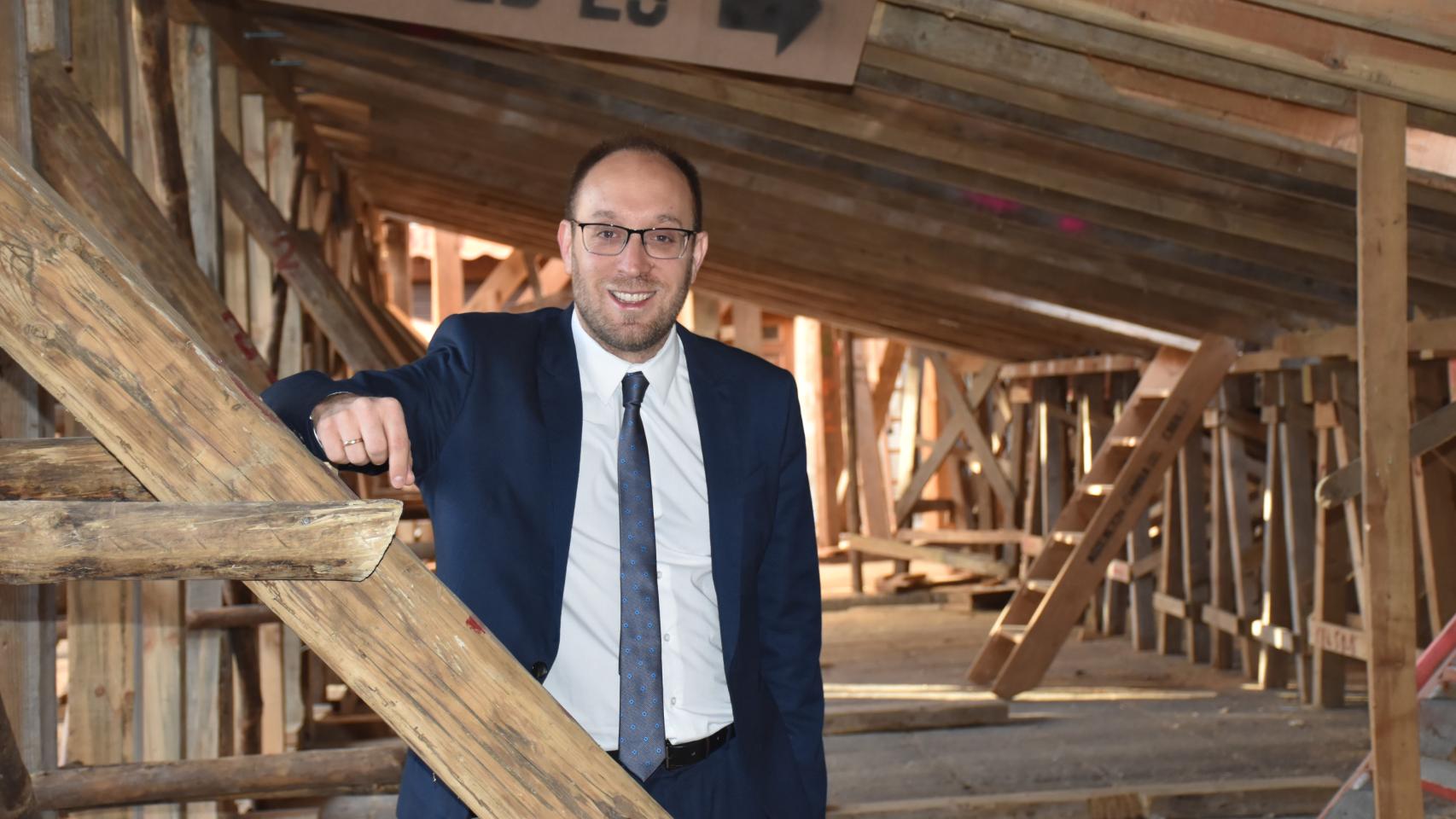 El alcalde de Ciudad Rodrigo, Marcos Iglesias Caridad, entre los palenques de la plaza de toros
