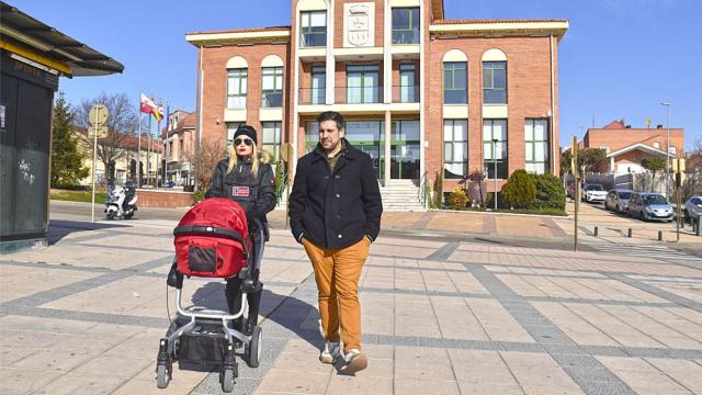 Tamara, David y su pequeño Killian con el Ayuntamiento de Arroyo de fondo