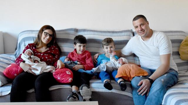 Arantxa Rodríguez, Héctor Borrego y sus pequeños Mateo (6 años) Pablo (4 años) y los trillizos Adrián, Raúl y Hugo