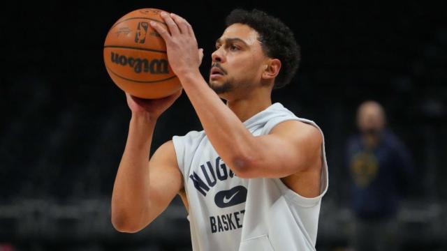 Bryan Forbes durante un calentamiento de la NBA