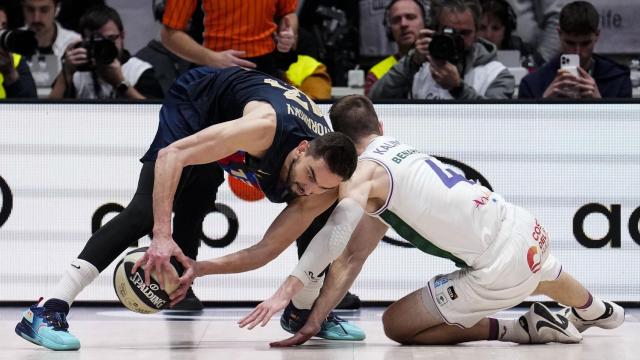 Satoransky y Kalinski, en pelea por el balón.