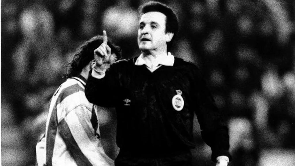 José María Enríquez Negreira, durante su etapa como árbitro en activo.