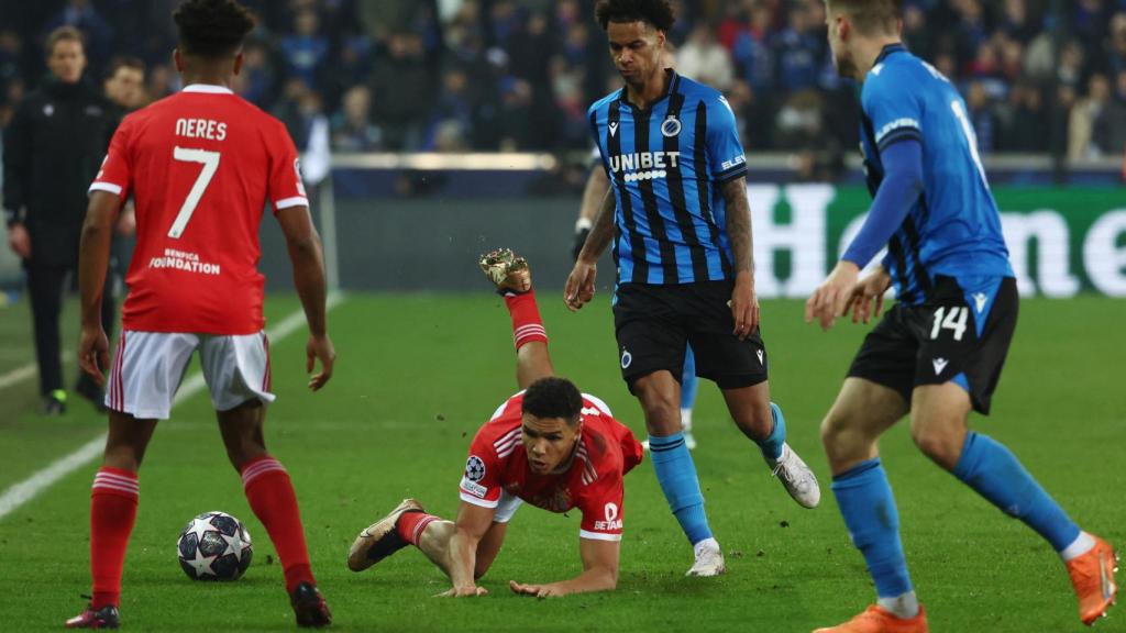 Tajon Buchanan pelea un balón con la defensa del Benfica