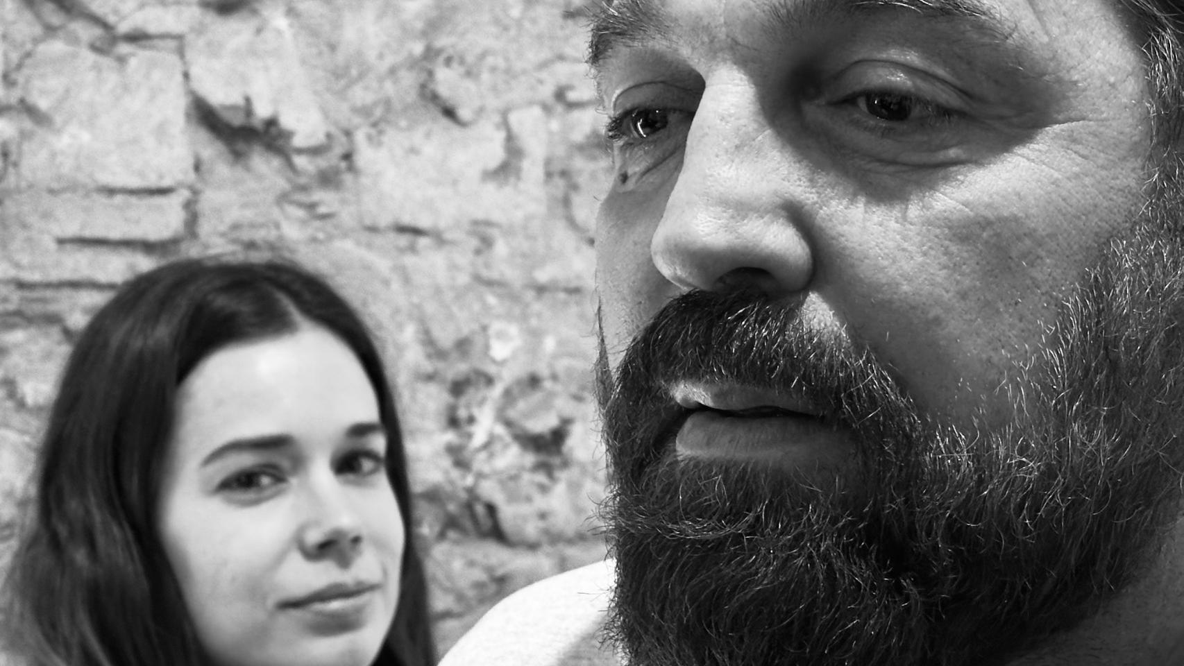 Laia Costa y Hovik Keuchkerian durante un ensayo para 'Un amor'