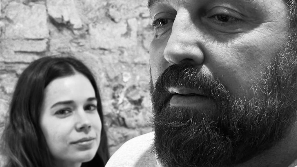 Laia Costa y Hovik Keuchkerian durante un ensayo para 'Un amor'
