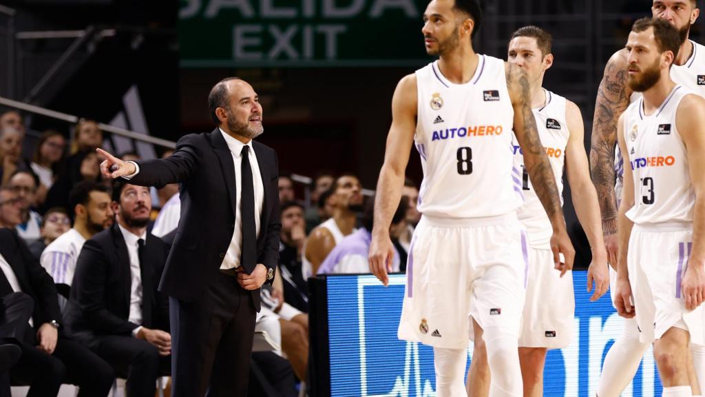 Chus Mateo dando instrucciones junto a varios jugadores del Real Madrid
