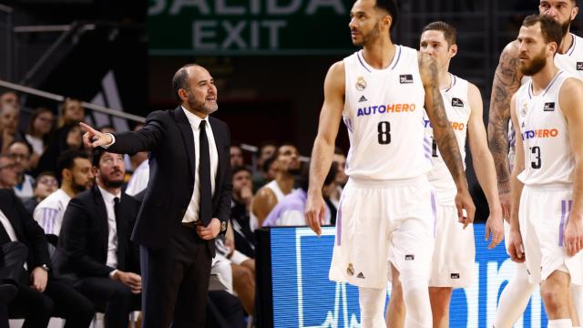 Chus Mateo dando instrucciones junto a varios jugadores del Real Madrid