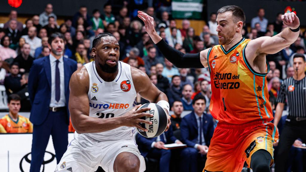 Yabusele intenta una entrada a canasta contra Víctor Claver en la Copa del Rey
