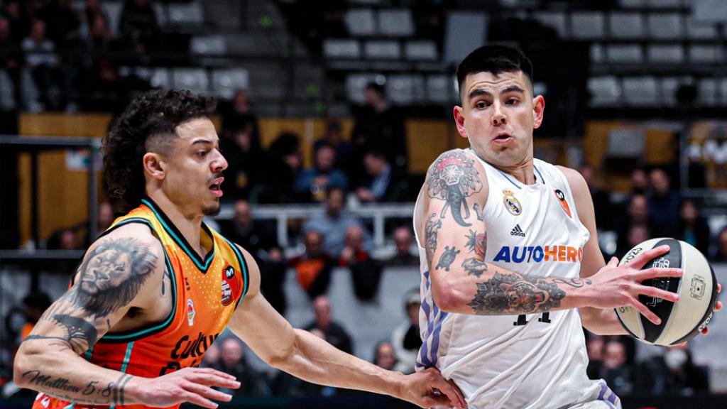 Gaby Deck intenta un ataque contra Valencia Basket en la Copa del Rey