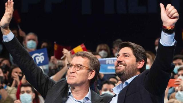El gallego Alberto Núñez Feijóo y el murciano Fernando López Miras, en un acto del PP en el Teatro Circo de Murcia.