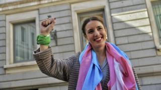La ministra de Igualdad, Irene Montero, frente al Congreso de los Diputados tras aprobarse la Ley Trans.