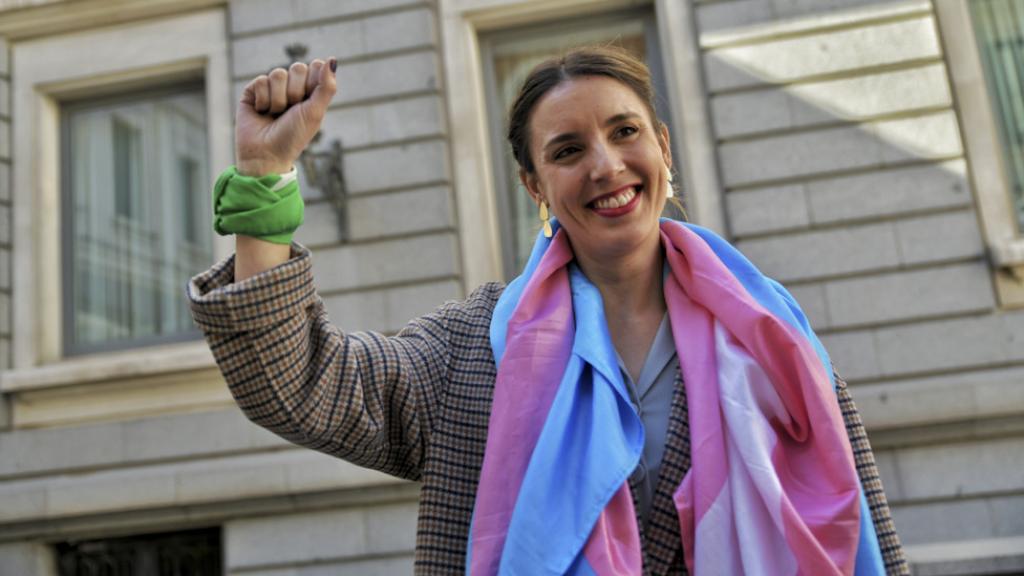 La ministra de Igualdad, Irene Montero, frente al Congreso de los Diputados tras aprobarse la Ley Trans.