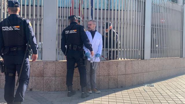 Momento en el que la Policía Nacional ha detenido la protesta.