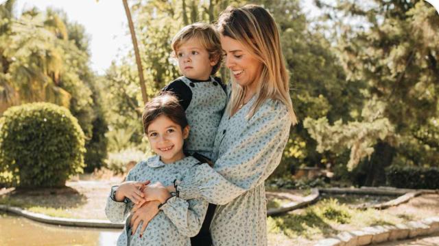 Una familia, posando.