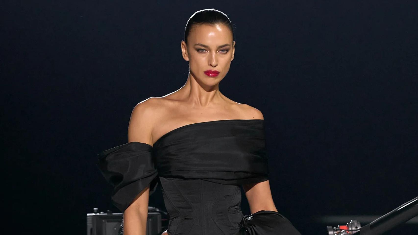 La modelo Irina Shayk desfilando para Mugler