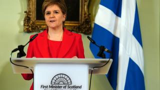 Nicola Sturgeon este miércoles anunciando su dimisión como ministra principal de Escocia.