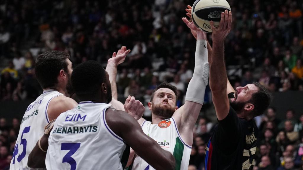 Mirotic pelea por un balón.