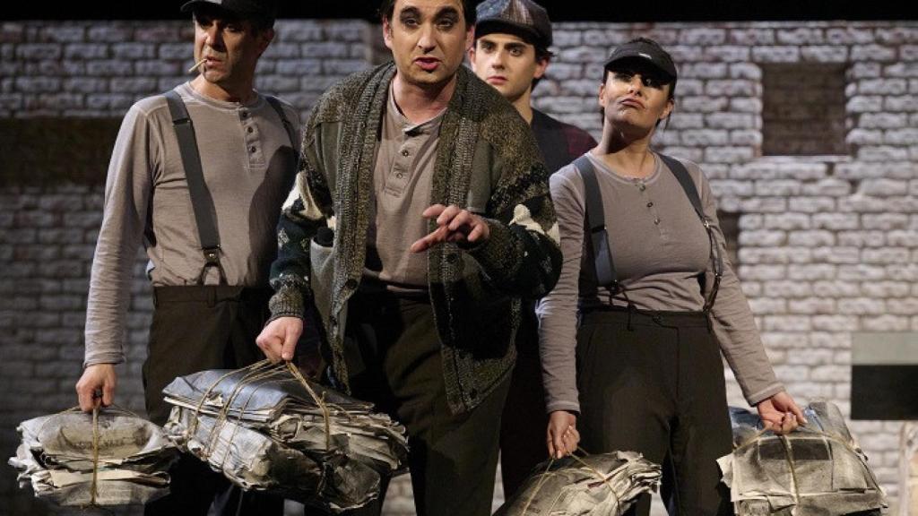 Repartidores de periódicos en 'La lucha por la vida'. Foto: E. Moreno Esquibel / Teatro Arriaga