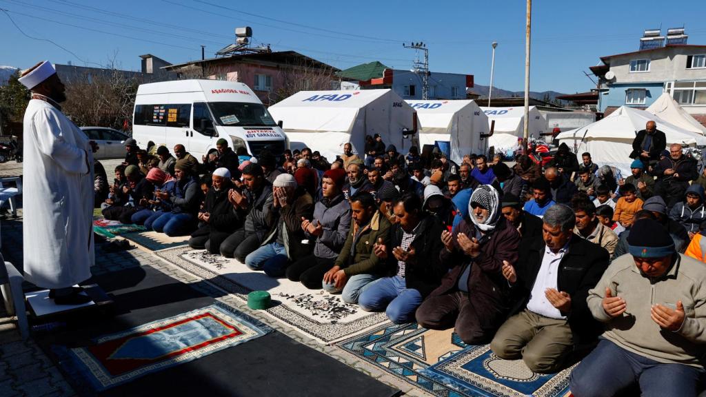 Varias personas asisten a la oración del viernes tras el mortífero terremoto en Hatay.