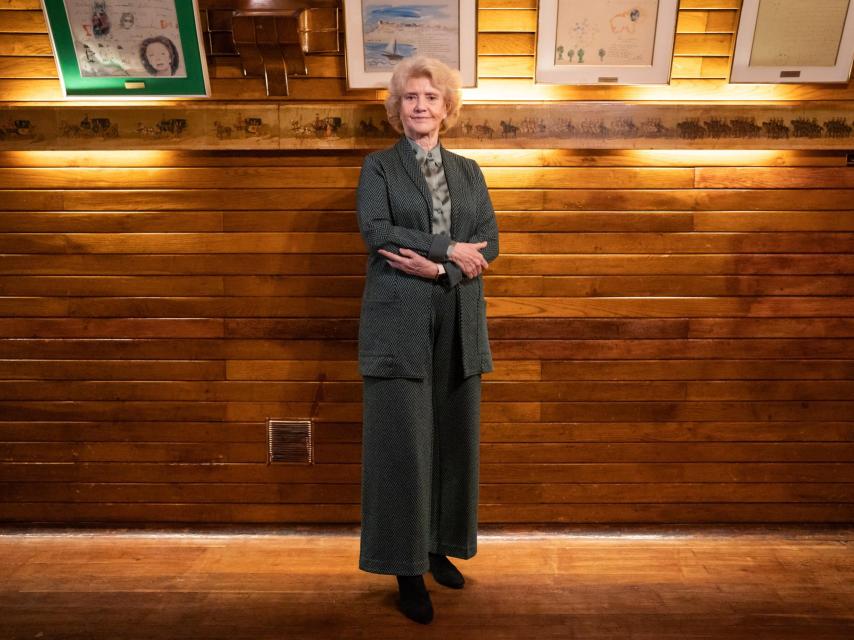 Soledad Becerril posa donde lo habían hecho sus compañeros. Tuvo que asistir después por tener que dar clase de español a un grupo de exiliados políticos.