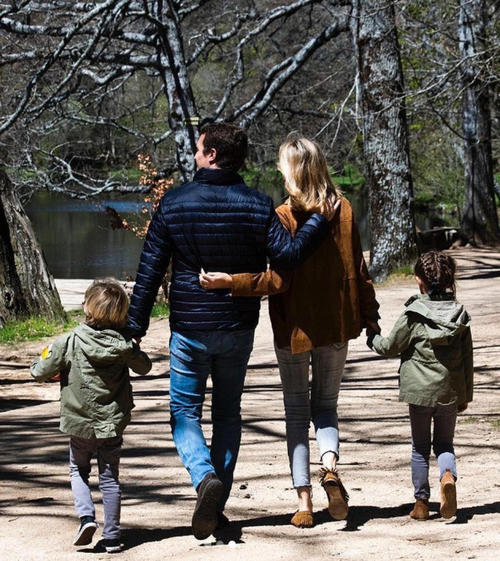 Pablo Casado con su familia en Las Navas del Marqués