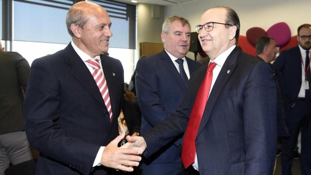 Pepe Castro y José María del Nido se dan la mano en una imagen de archivo.