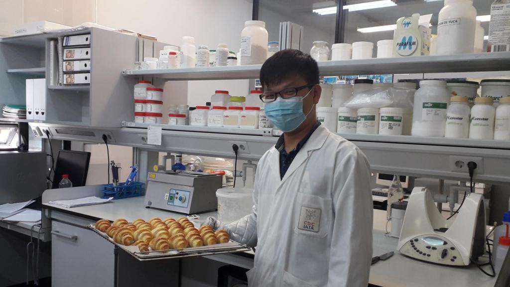 El investigador Qi Wang con los cruasanes.
