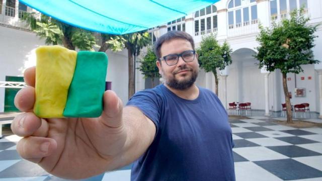 El biólogo computacional Luisma Escudero muestro un escutoide de plastilina, creado por su hija.