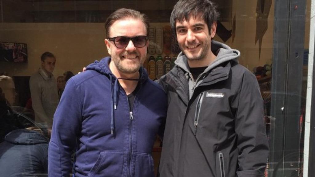 Juanra Bonet y Ricky Gervais.