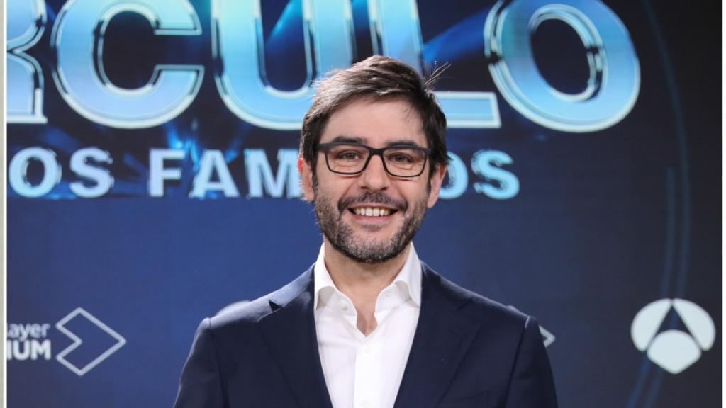 A la izquierda, Juanra Bonet de joven. A la derecha, una fotografía actual en la presentación de 'El círculo de los famosos'.