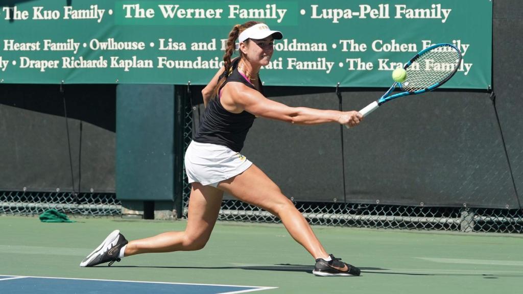 Fotografía de María jugando al tenis.
