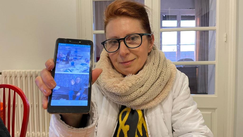 Irina muestra las imágenes de su periplo huyendo de Rusia, tras la invasión.