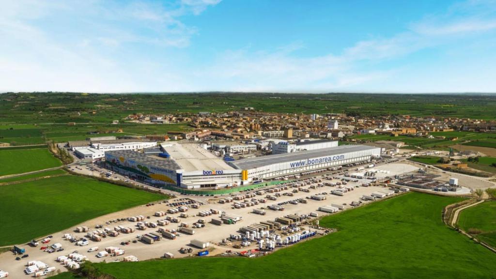 Vista aérea de la planta agrícola y alimentaria de CAGSA en Guissona, con el pueblo al fondo.