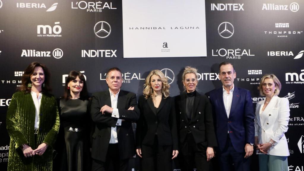 Julia Parra, segunda izquierda, junto al diseñador Hannibal Laguna y la vicepresidenta Yolanda Díaz.