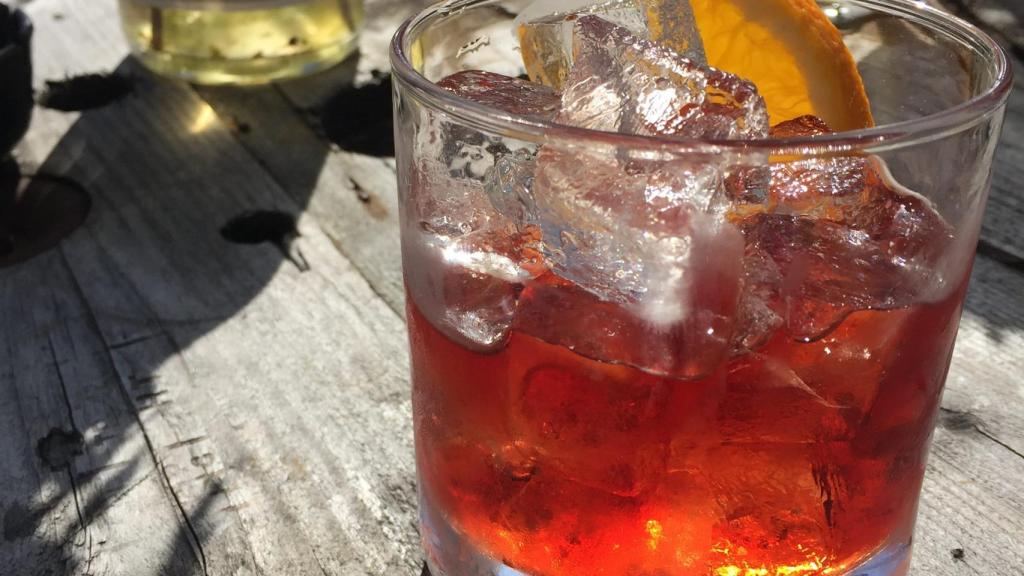 La salvia se puede usar para elaborar una de las bebidas más típicas del aperitivo de nuestro país: el vermú.