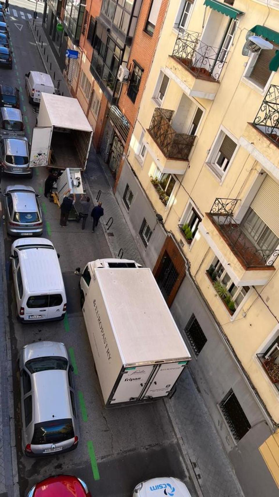 Camiones en la calle Zabaleta, frente a la cocina fantasma.