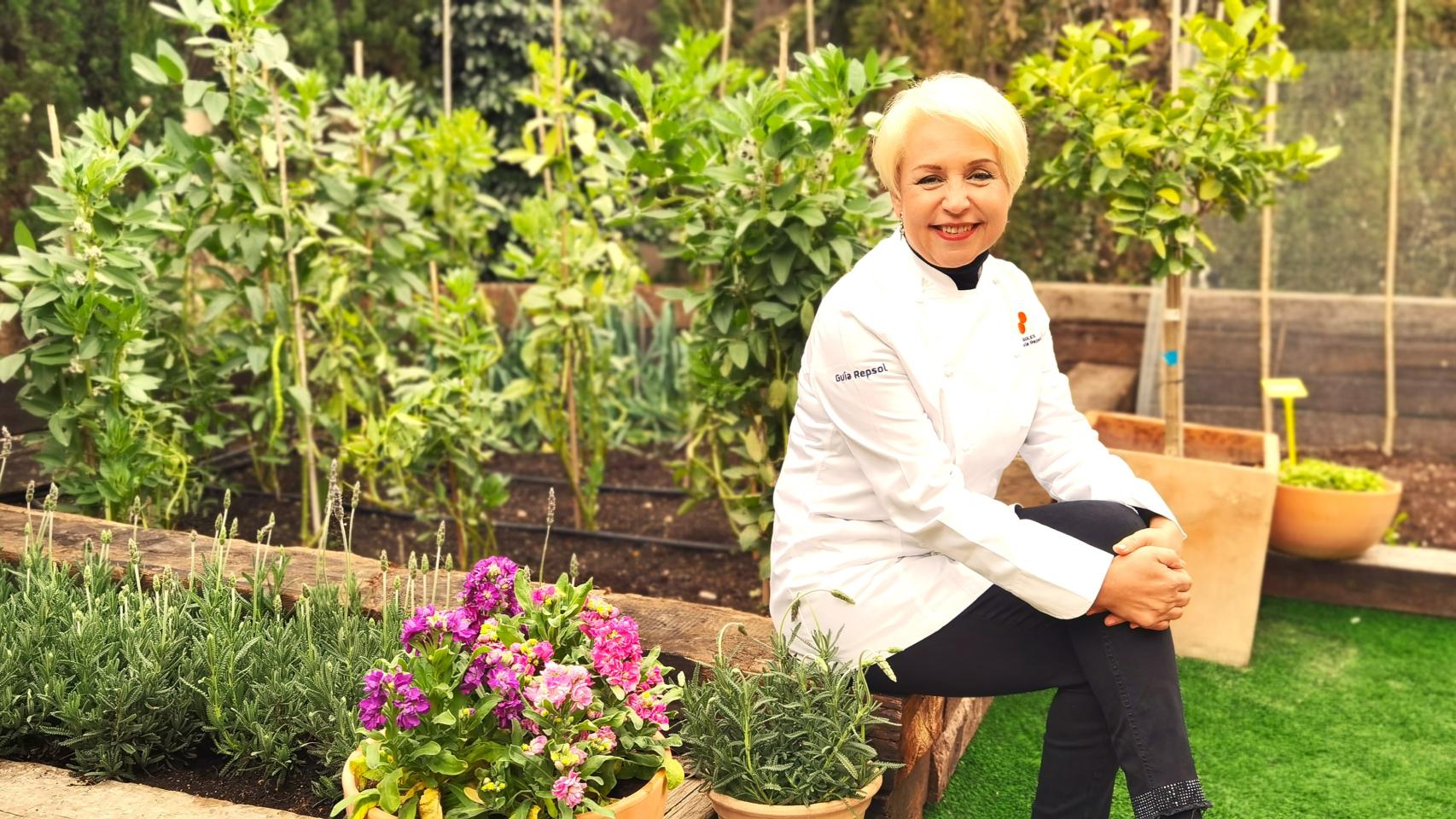 Susi Díaz, en el huerto donde cultiva flores y hierbas para sus recetas de La Finca en Elche.