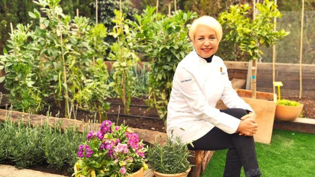 Susi Díaz, en el huerto donde cultiva flores y hierbas para sus recetas de La Finca en Elche.