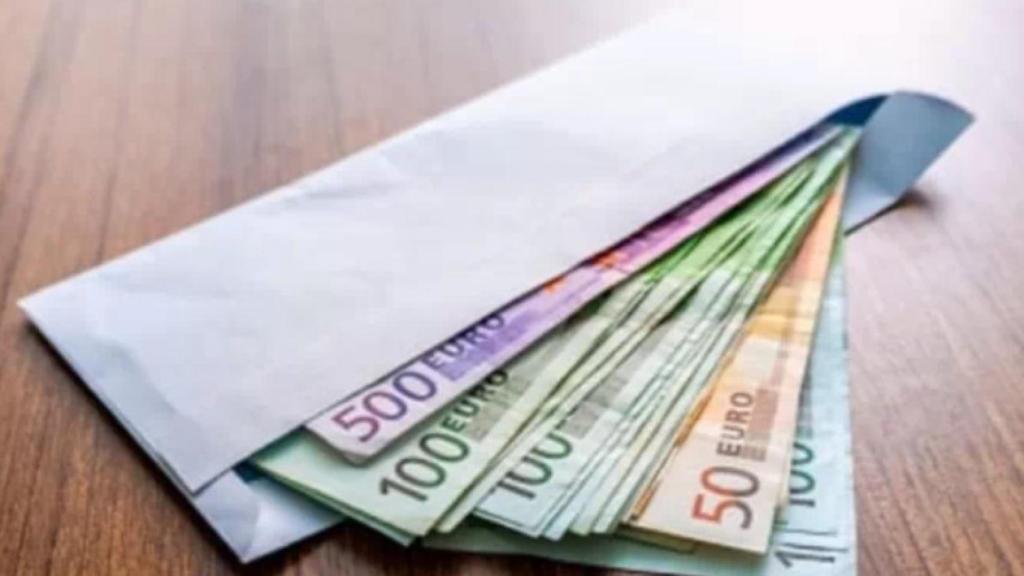 Imagen de archivo con un sobre con dinero