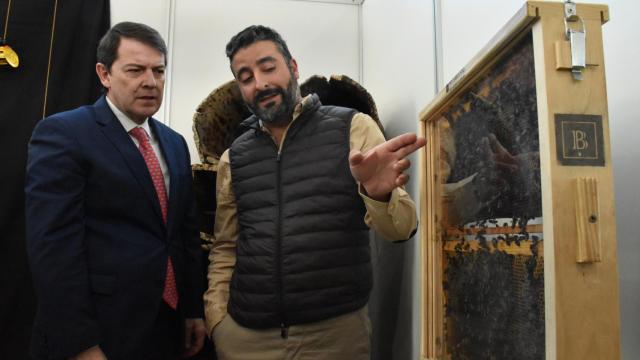 Alfonso Fernández Mañueco y Francisco Alonso (Apis Durii) observan una colmena con abejas vivas en Meliza