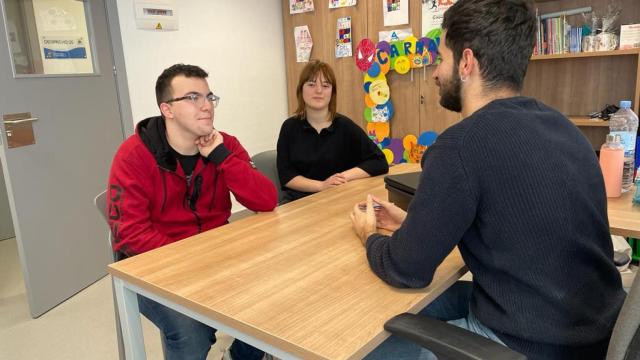 Álvaro y Pilar Sánchez junto al coordinador José Manuel Bermejo posan en la Asociación Asperger Salamanca