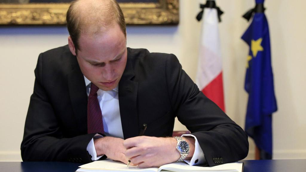 El príncipe Guillermo con el reloj Omega que le regaló Diana de Gales.