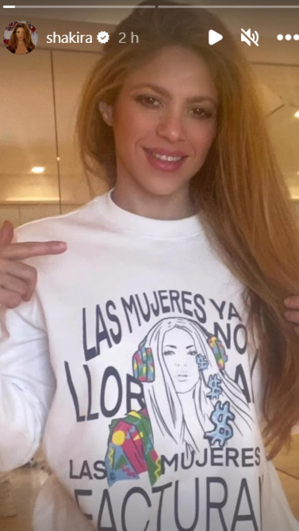 Shakira presumiendo de su nueva sudadera.